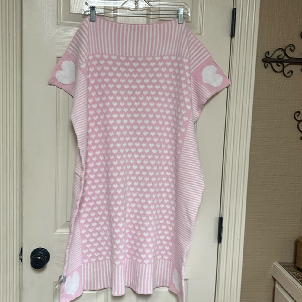 Elegant baby EB pink and white with hearts blanket.Size 30 x 40. Great condition